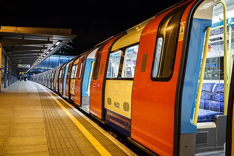 Velká Británie - Londýn - London Underground - vlak na Jubille Line