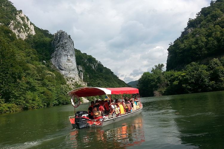 Rumunsko - Český Banát - plavba lodí po Dunaji u skály se sochou Decebala