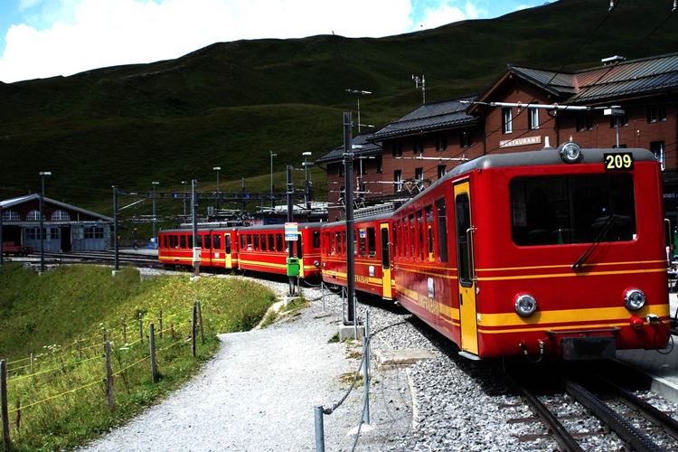 Horskými vlaky po Švýcarsku