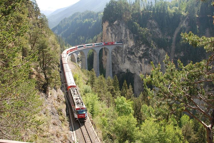 Švýcarsko - pohled z druhé vyhlídky na viadukt Landwasser