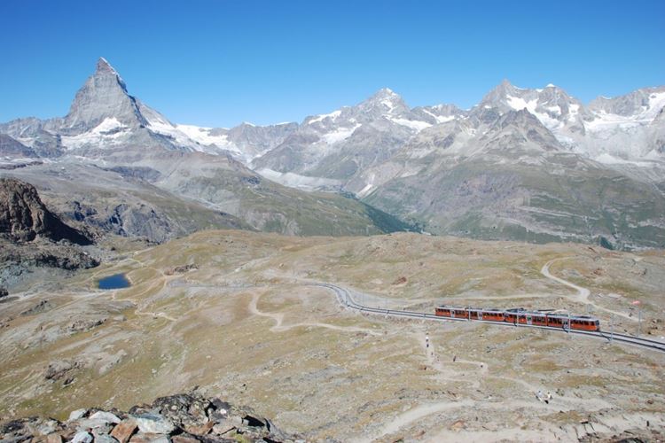 Švýcarsko - pohled z Gornergratu na panorama Matterhornu, v popředí vlak Zermatt - Gornergrat