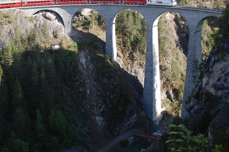 Švýcarsko - pohled z první vyhlídky na viadukt Landwasser