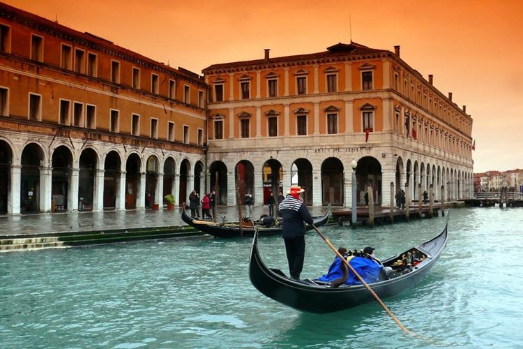 Itálie - Benátky - gondoliér