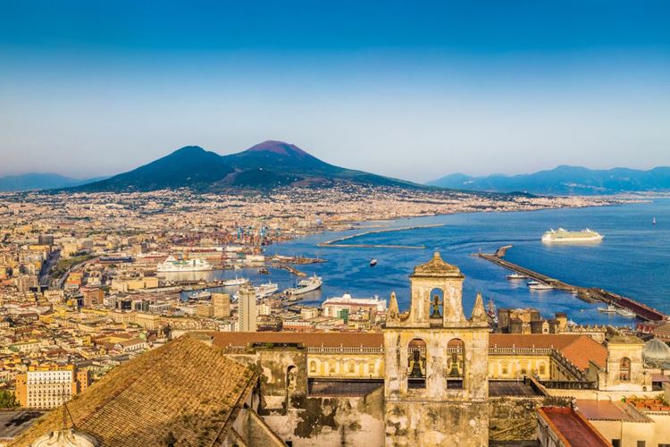 Itálie - Neapol v pozadí sopka Vesuv
