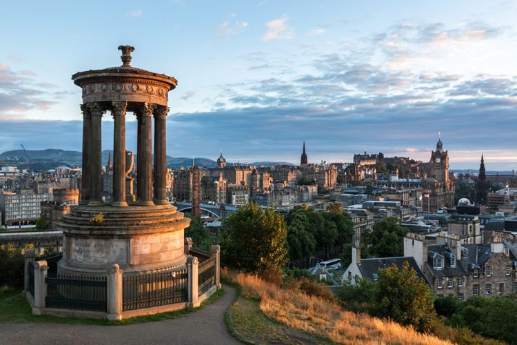 Skotsko - Pohled na Edinburgh z Calton Hill