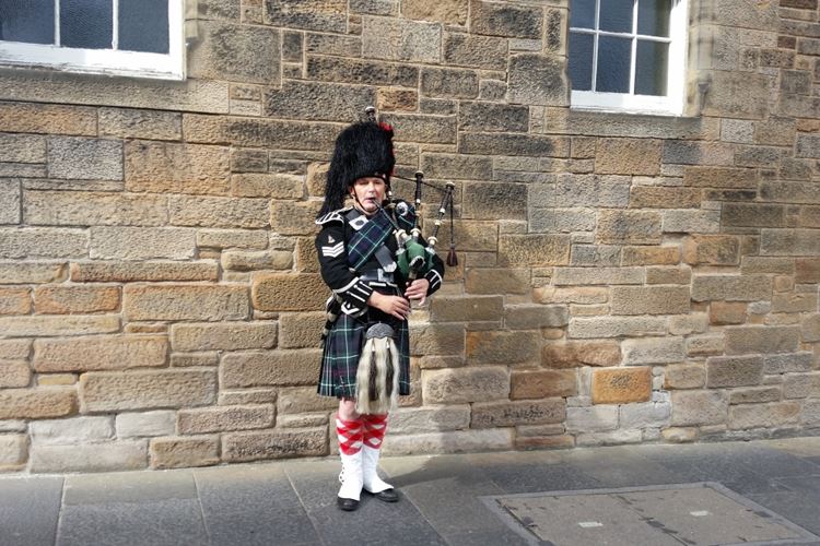 Skotsko - Edinburgh - Skot v kiltu hrající na dudy na Royal Mile