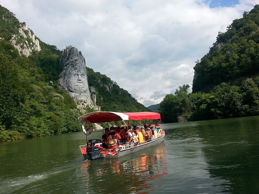 Rumunsko - Český Banát - plavba lodí po Dunaji u skály se sochou Decebala