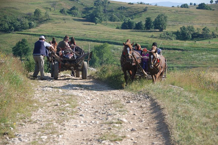 Rumunsko - Český Banát - u Gerniku, z cesty na Rovensko, míjení koňských povozů