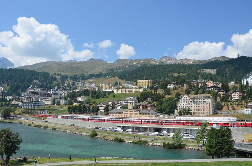 Švýcarsko - Svatý Mořic - pohled přes jezero a nádraží na slavné turistické středisko