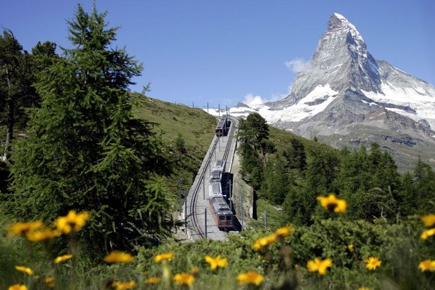 Švýcarsko - vlaky jedoucí z Zermattu na Gornergrat, v pozadí Matterhorn  4.478 m n.m.