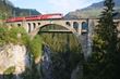 Švýcarsko - viadukt železniční a v pozadí silniční nad propastí Solis nedaleko Thusis