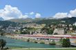 Švýcarsko - Svatý Mořic - pohled přes jezero a nádraží na slavné turistické středisko