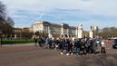 Londýn - skupina dětí před Buckinghamským palácem