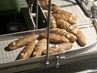 Maďarsko - Lipót - místní pekárna - před Vámi vyjíždí chleby z pece
