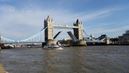 Velká Británie - Londýn - pohled na otevřený Tower Bridge