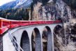 Švýcarské vlaky - vlak vjíždí do tunelu